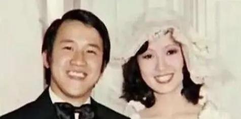 1973年曾志伟听着妻子王美华在产房里的哀嚎声气的火冒三丈，推开门就怒骂在手术台