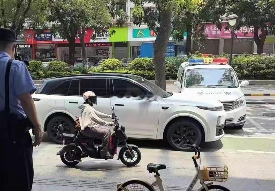 空余停车位比较多的地方应该挺和谐吧？