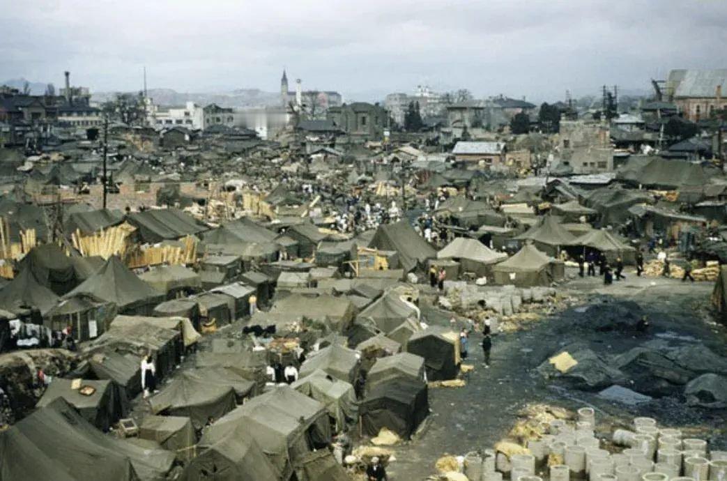 这是朝鲜战争后搭建的帐篷村景象。（20世纪50年代）1953年朝鲜战争停战协定