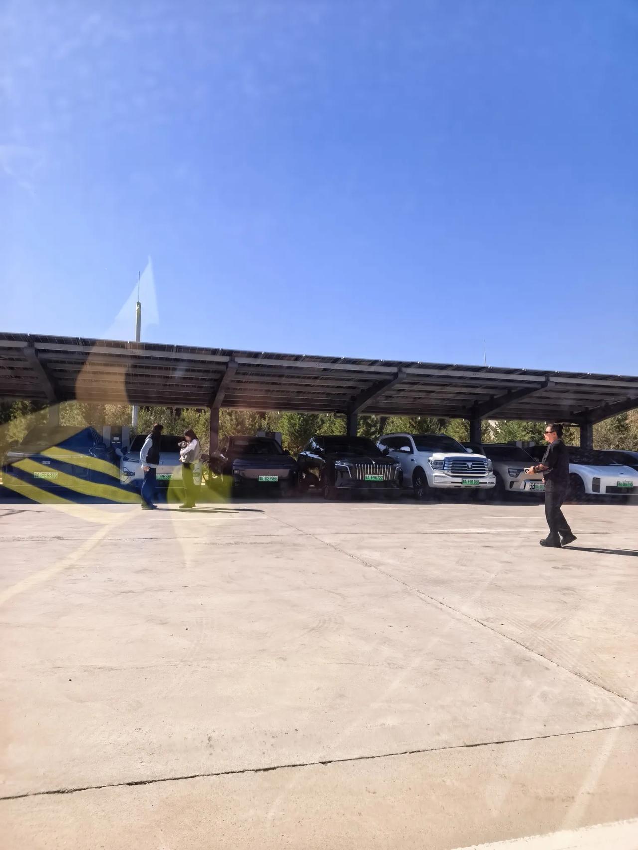 从呼和浩特市出发到太原市，路过山西朔州的一高速公路服务区，许多新能源车主等着给爱