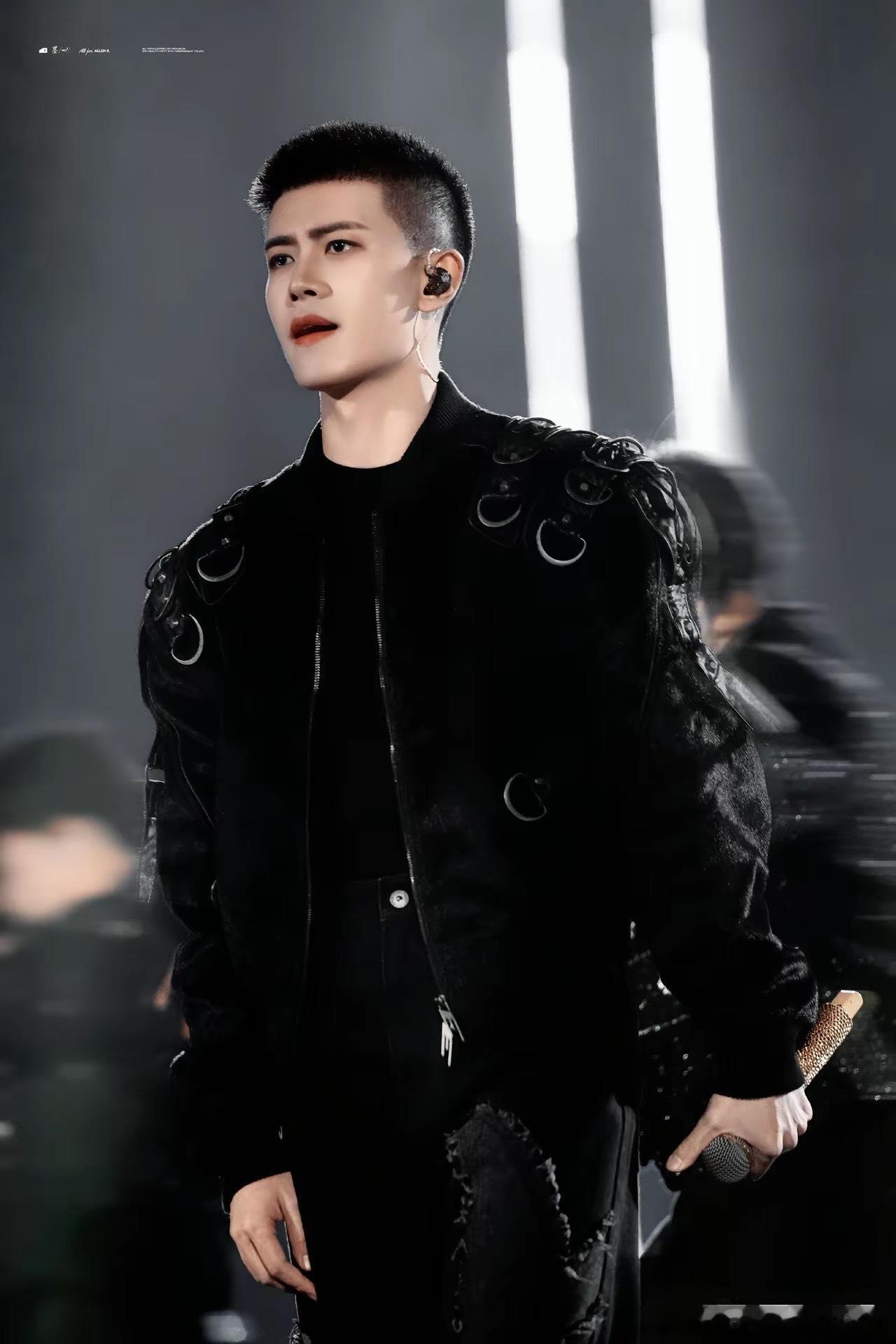 我的个妈呀任嘉伦！这是我的心上任吗？你怎么这么邪魅啊！生活中你是儒雅随和的人，舞