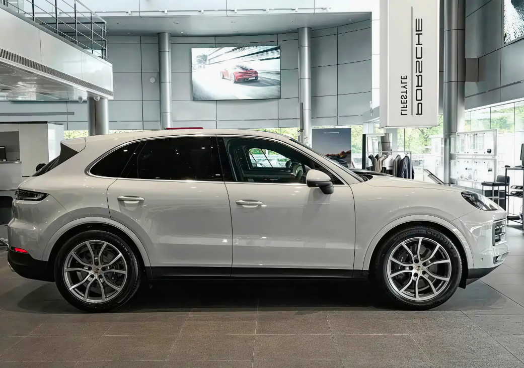 问界M6虽遭网友调侃与保时捷卡宴颇为相似，但M6的舒适度想必不逊色于卡宴。再者，