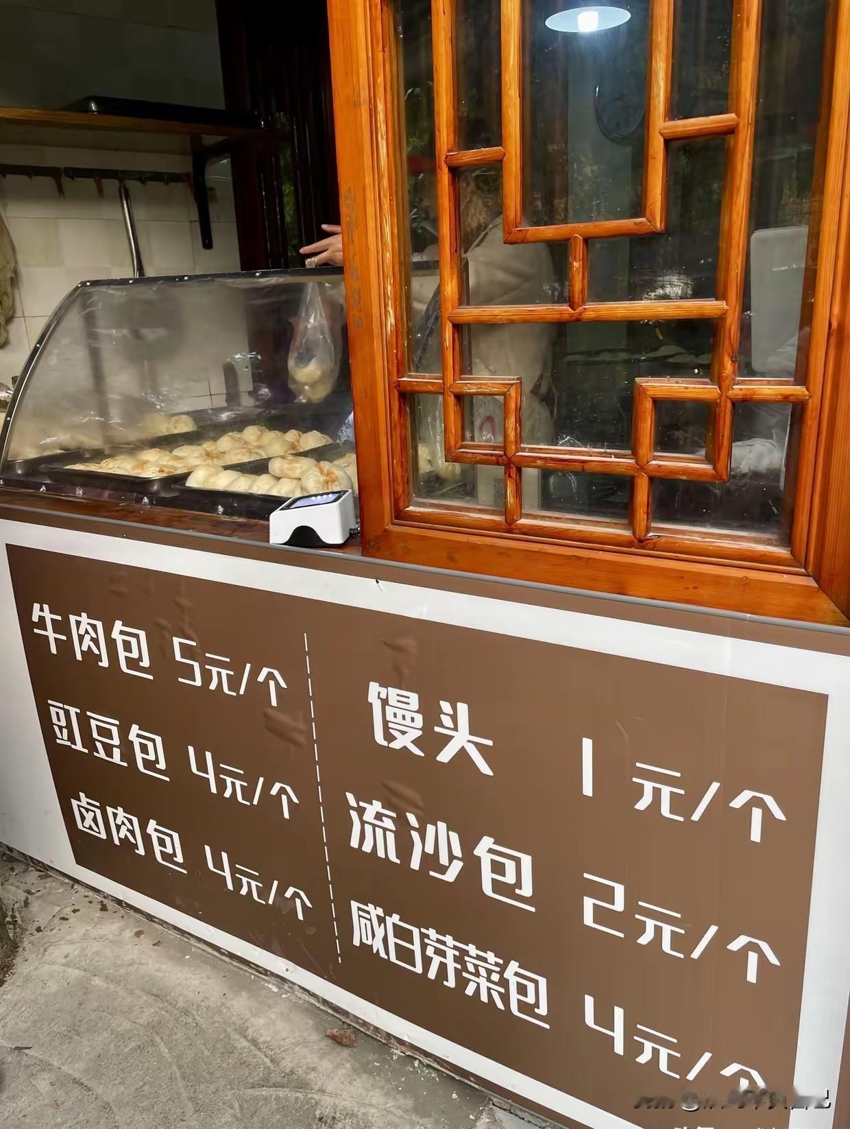 成都这些餐饮店老板一方面抱怨行业太卷，生意不好做，一方面又把利润看得那么重，只知