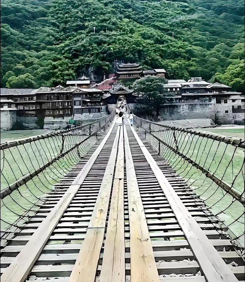 近日！一名女子和老公到四川甘孜旅游时来到了泸定桥上，女子站在桥边突然嚎啕大哭，不
