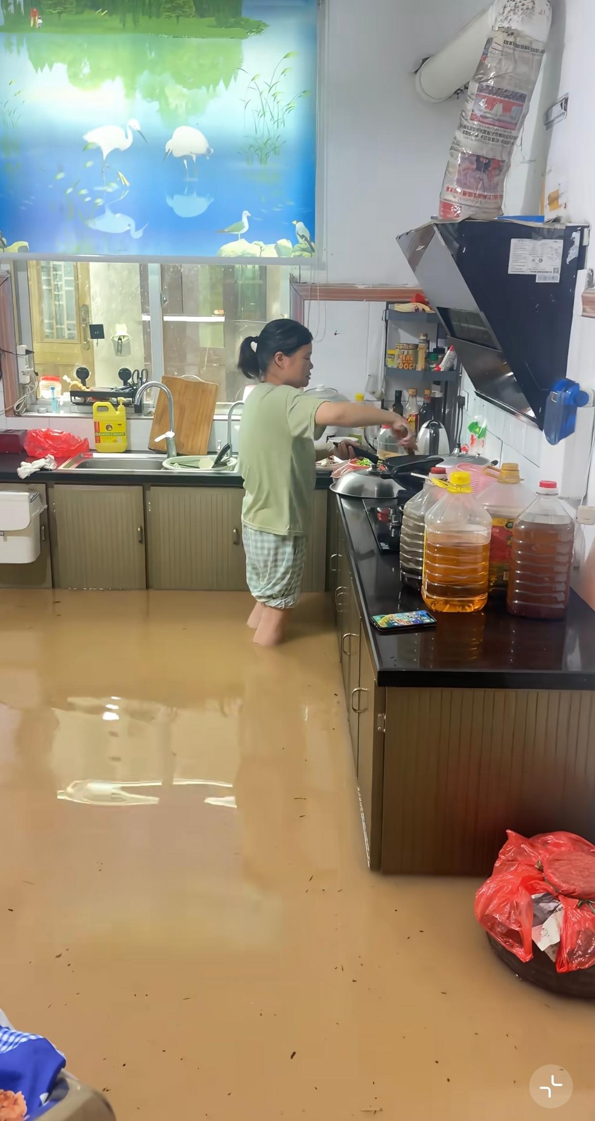 只看到了一个在恶劣天气中仍努力不让家人挨饿的女性。事以至此先吃饭吧。福建人真的情