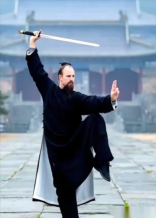 别吹什么文化输出了！最近武当山到处都能看见外国游客，四年时间来这里学习的外国