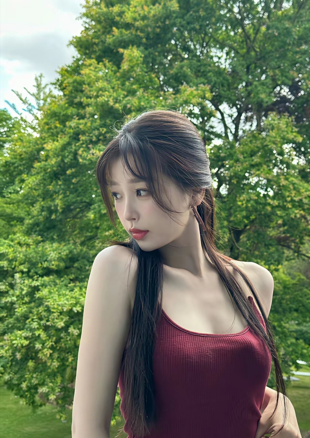 白鹿、虞书欣、赵露思，三个人当中选一个当老婆，你会选哪一个？整体来说白鹿的身材，