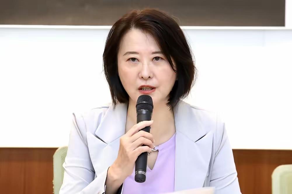 王鸿薇又开始作妖了，竟然点名国民党党主席郑丽文要好好想一想。王鸿薇要郑丽文想