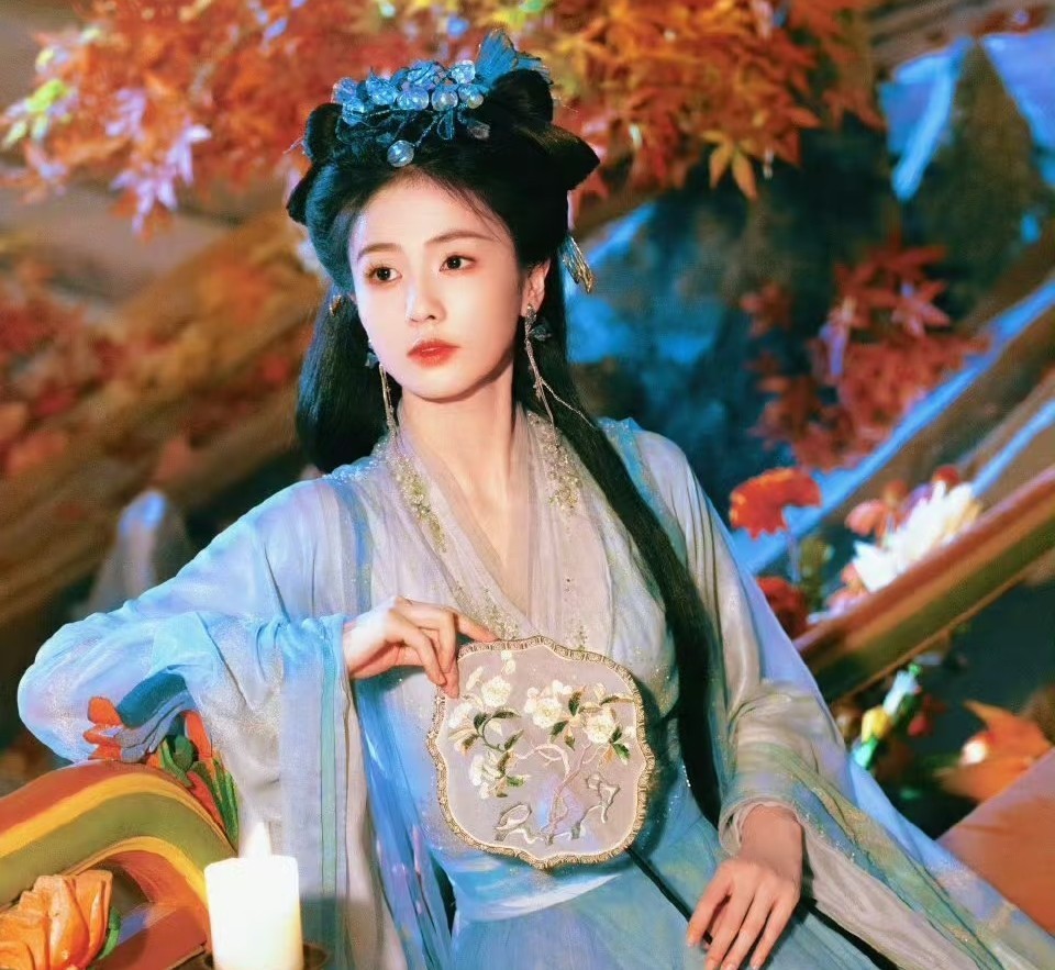 白鹿爆火不是因为于正捧她也不是因为她运气好，而是她太拼了。