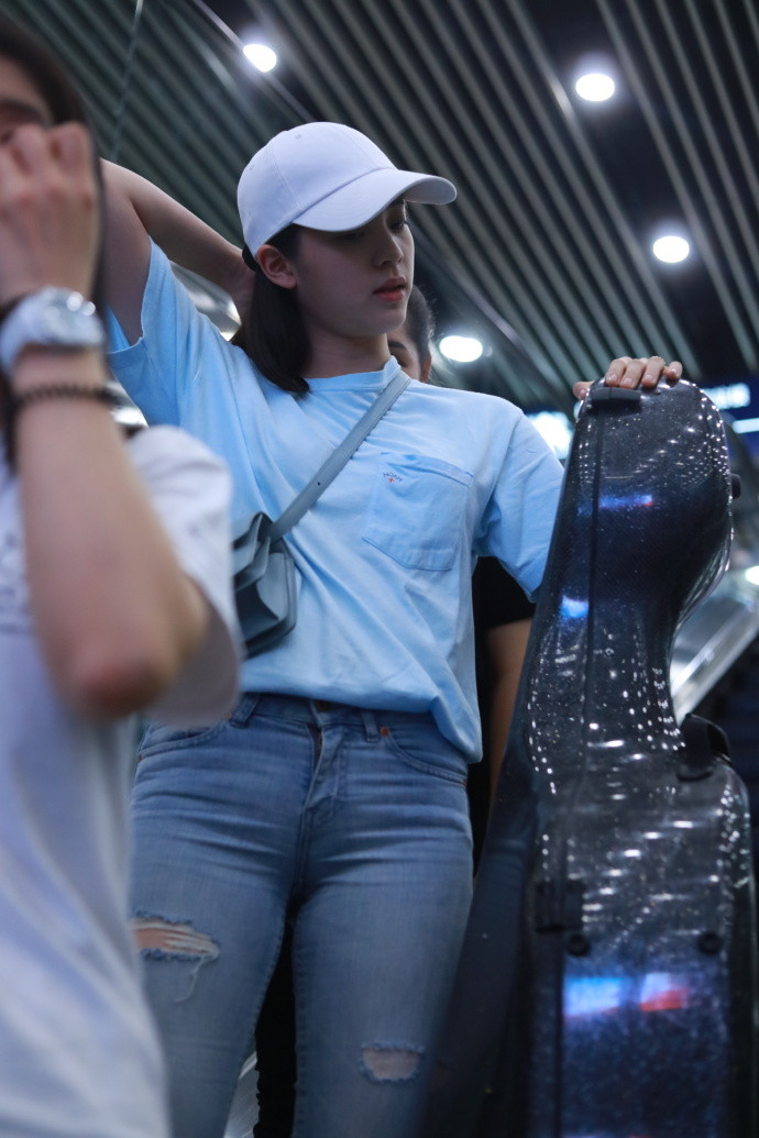 欧阳娜娜的牛仔裤穿搭，既有少女的清新，又不失时尚感！​​​