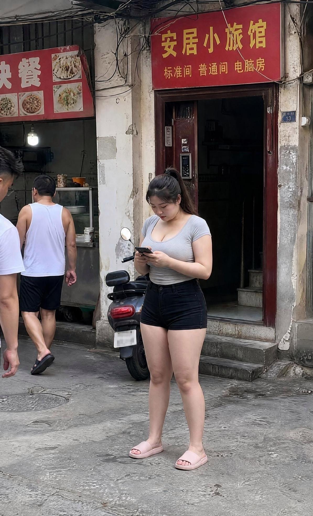 我觉得就是拍照技术不行，没有把人家拍成大长腿就算了，还把人家拍这么胖，腿拍的这么