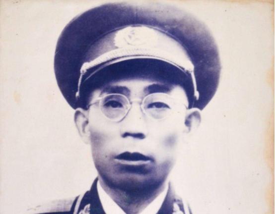 1952年，开国将军李文清回家看望亲人，前妻周幺妹跪在地上向他道歉，李文清却一把