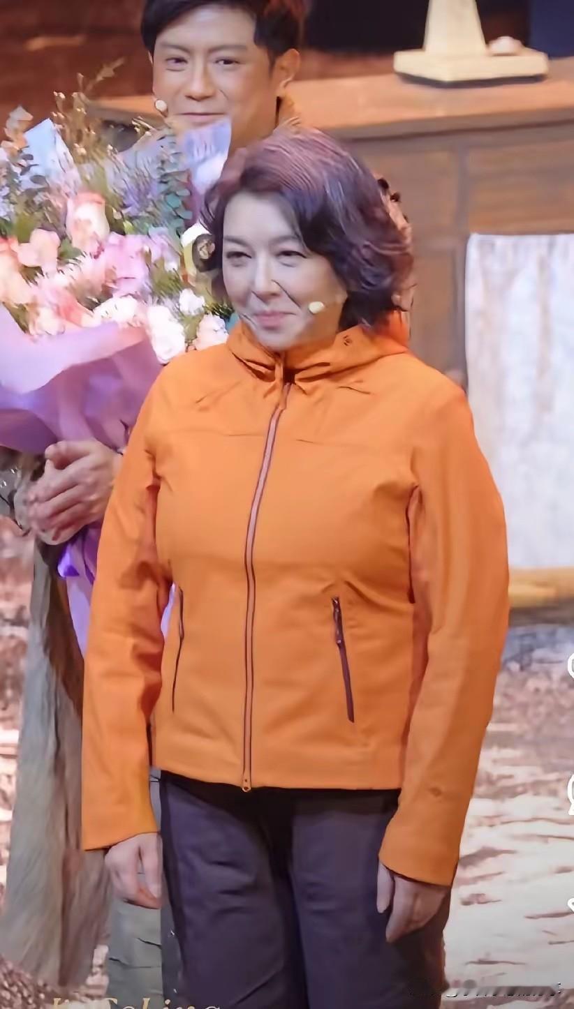 当年的女神，现在也是大妈的没有，虎背熊腰的，头发都是花白的，看来明星保养的再好也