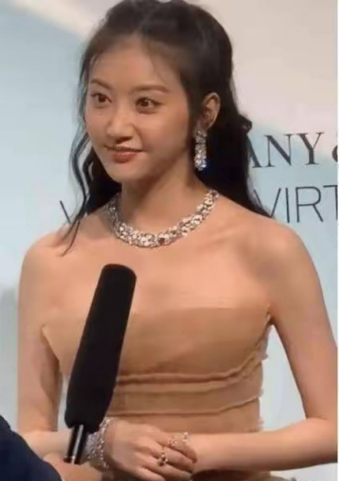 景甜当年在央视镜头下接受采访，大甜甜果然没让大家失望​​​​