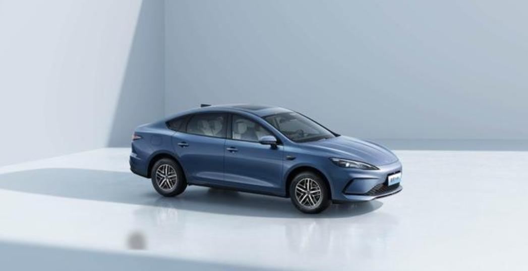 你敢信？2026年一季度，中国车市销量跌了17%。14亿人，怎么突然就不买车了？