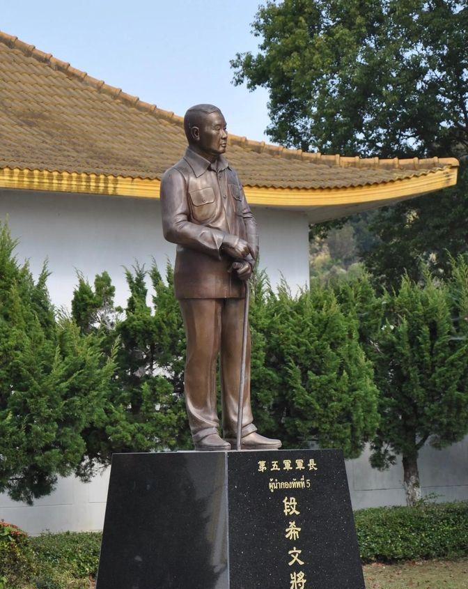 1964年，段希文带着国民党残军将武器上缴给了泰军，不料当晚，就有大股武装袭击美