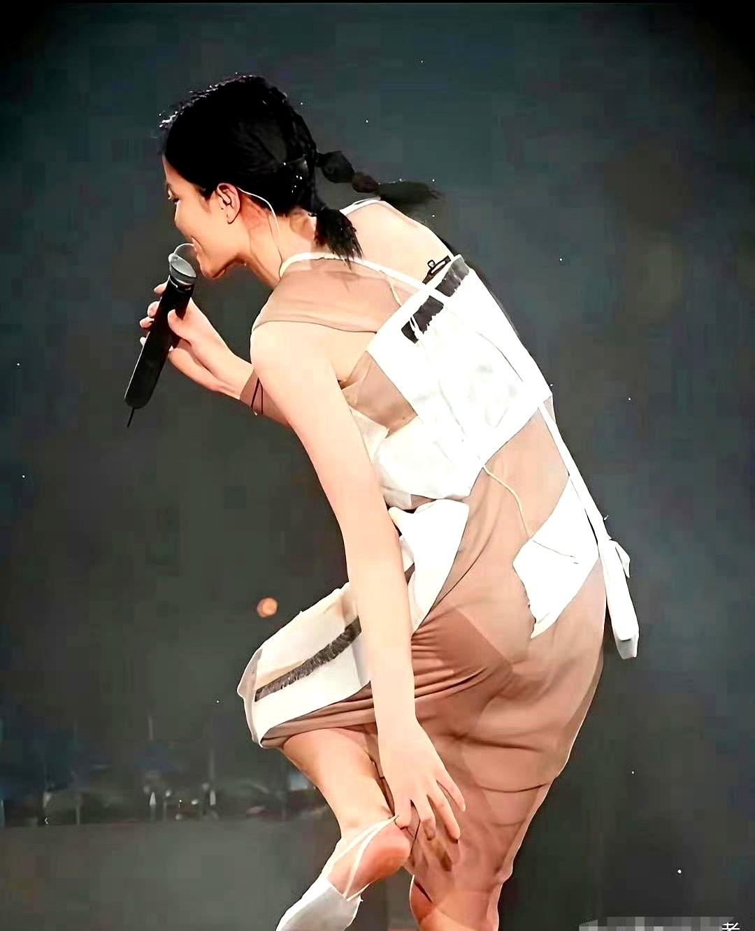 看到王菲演唱会这身行头，我端着茶杯的手停在半空，愣是没敢往下喝。这鞋子，设计得