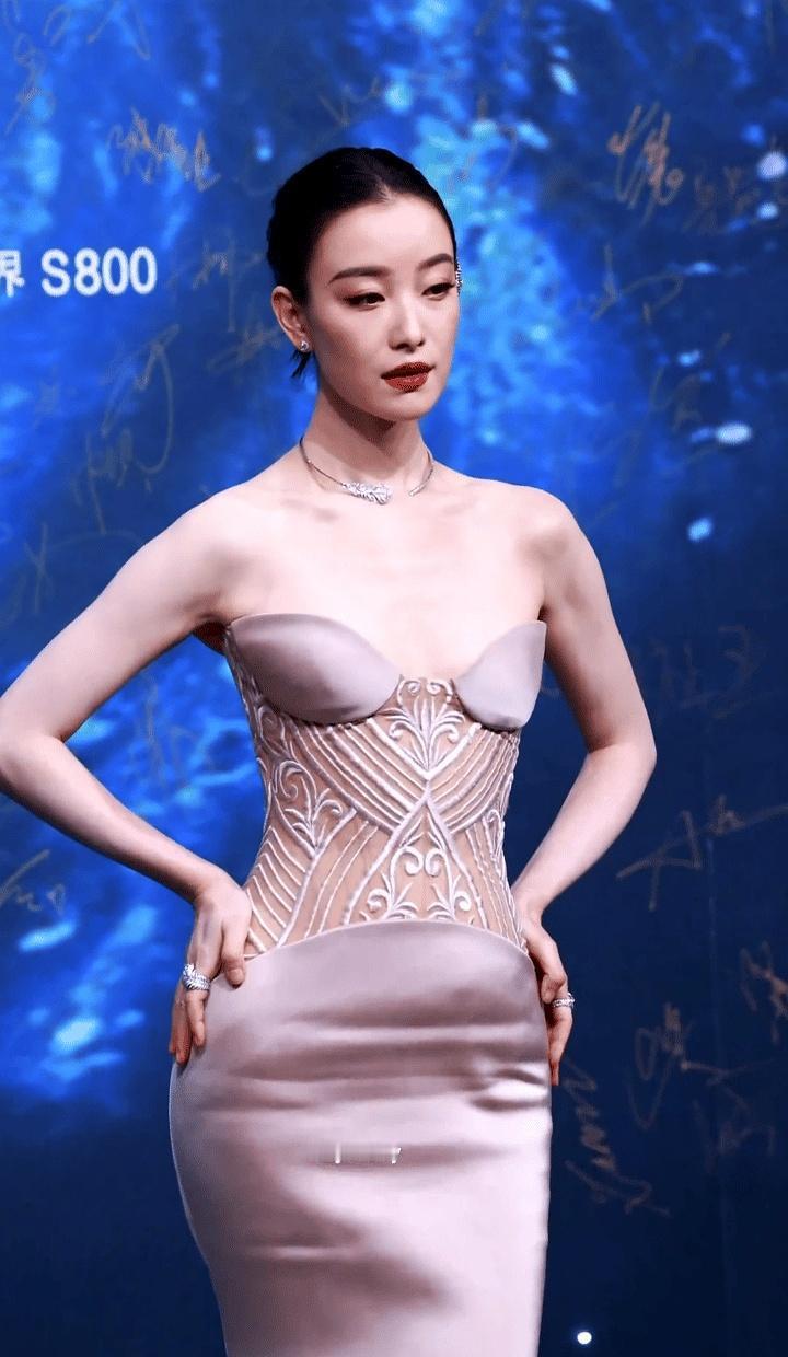 不是气质，不是仪态。这一次，所有人的眼睛都死死盯住了倪妮的肚子。那堆叠的褶皱