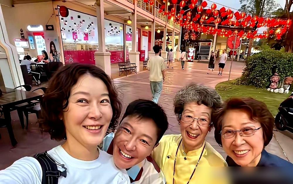 清迈油菜花田，两个女人亲密搂腰，她俩竟然是李亚鹏前任！柯蓝53岁，拉着瞿颖