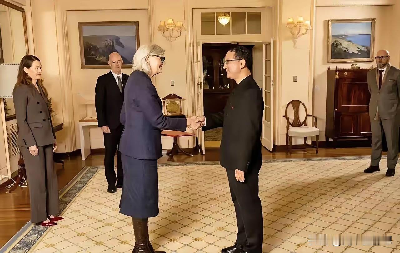 中山装可不可以成为中国外交人员的标准着装？​前两天，刘劲松大使向澳大利亚总督递