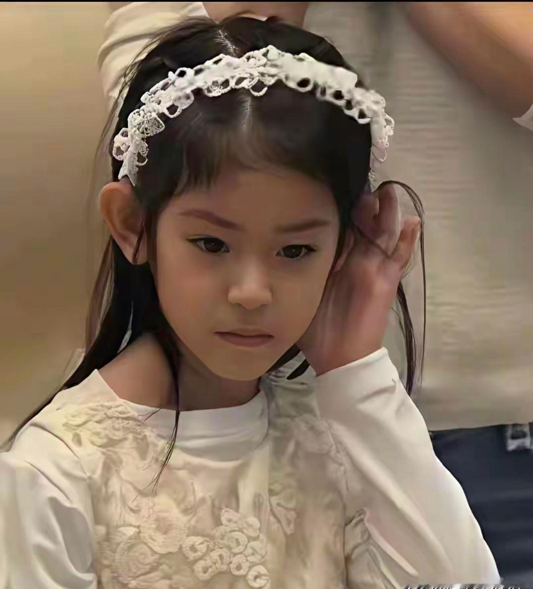 林心如晒女儿生日照，网友一眼认出：这不就是霍建华的迷你版吗？小名小海豚，大名霍