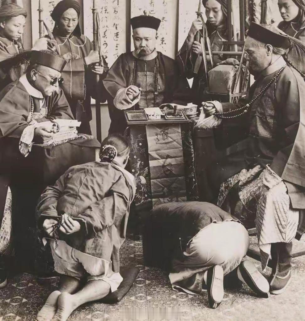 1903年，晚清福建道台衙门的判案现场。（真实历史老照片，外国传教士摆拍）