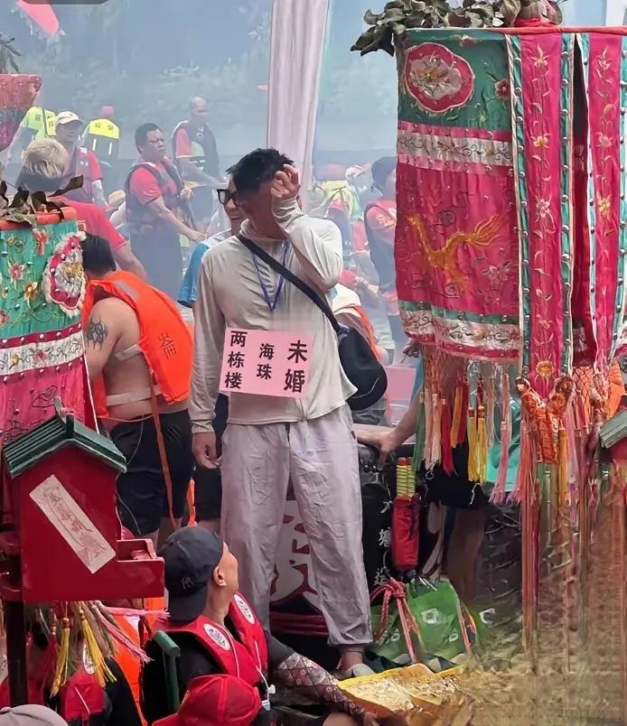 广州的青年才俊，有多少人看成珠海的！龙舟赛上多人才。