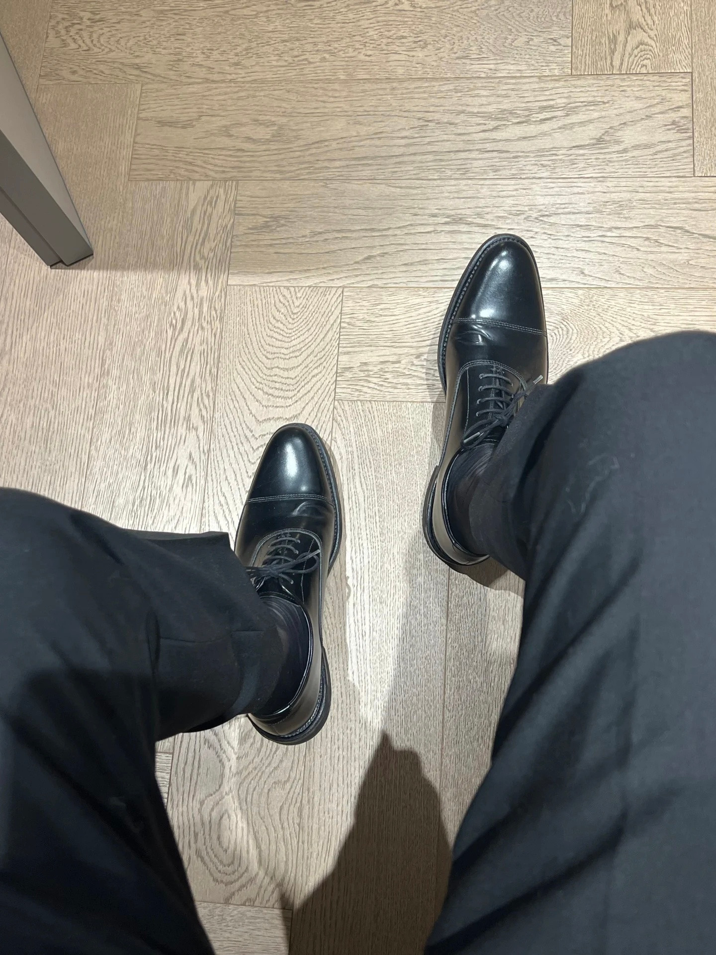 中国男人正在抛弃皮鞋，看到这个说法，还是挺有感触。从小到大没买过几双皮鞋，印象里