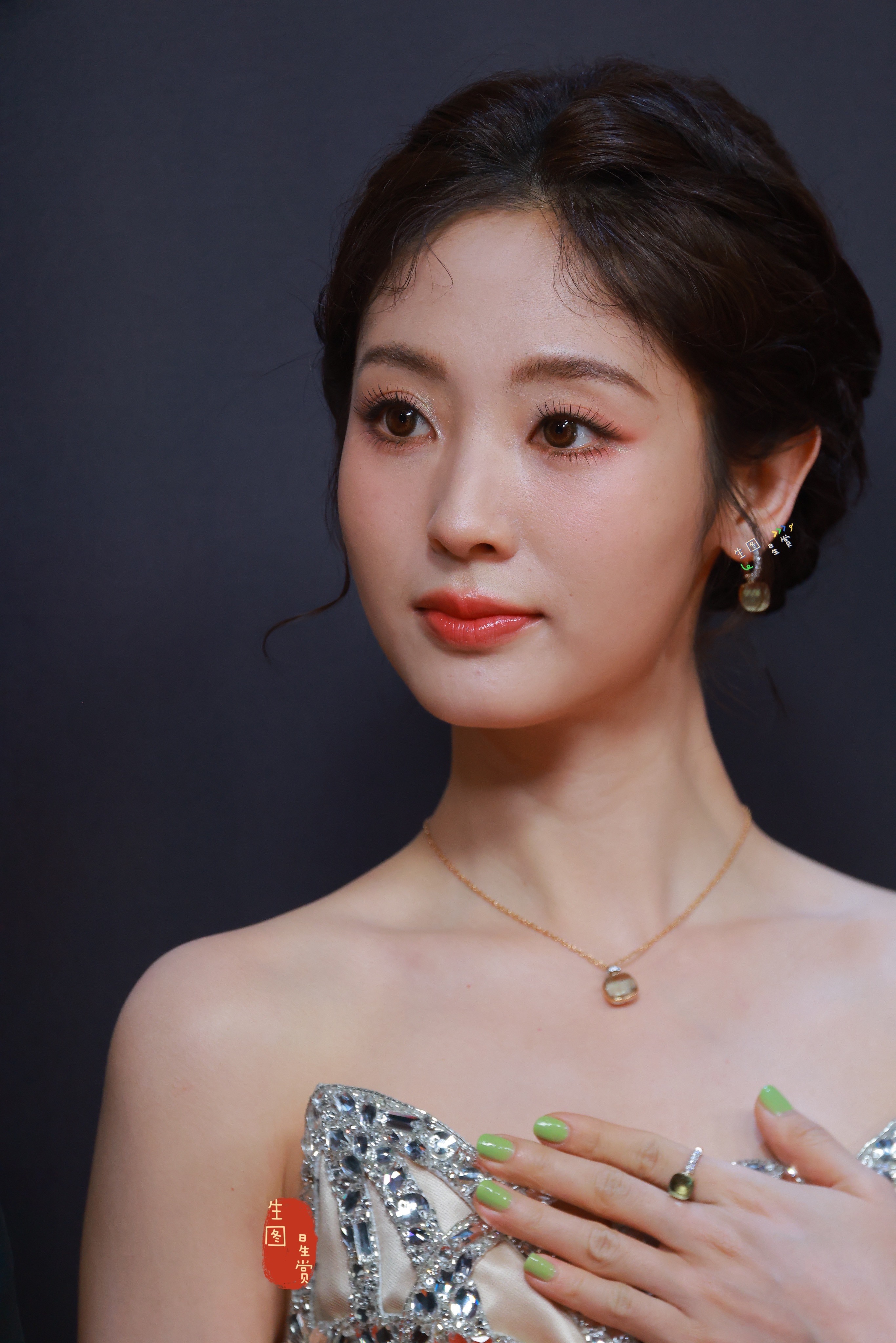 邢菲亮相电视剧品质盛典红毯笑起来风都是柔软的🫧