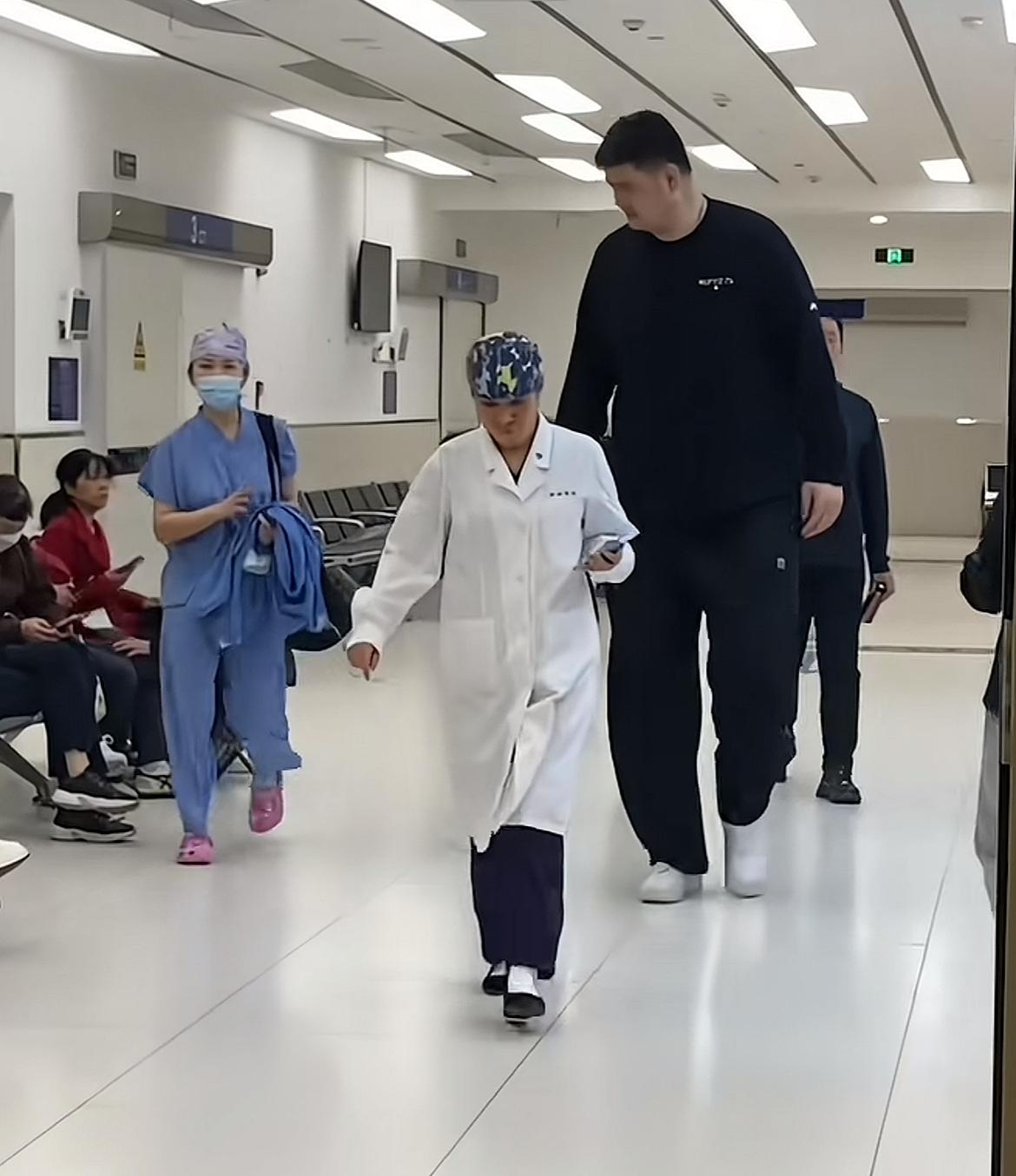 要被姚明整笑了，果然不是越高越好啊。有网友在医院遇到了篮球巨星姚明，看其情况应