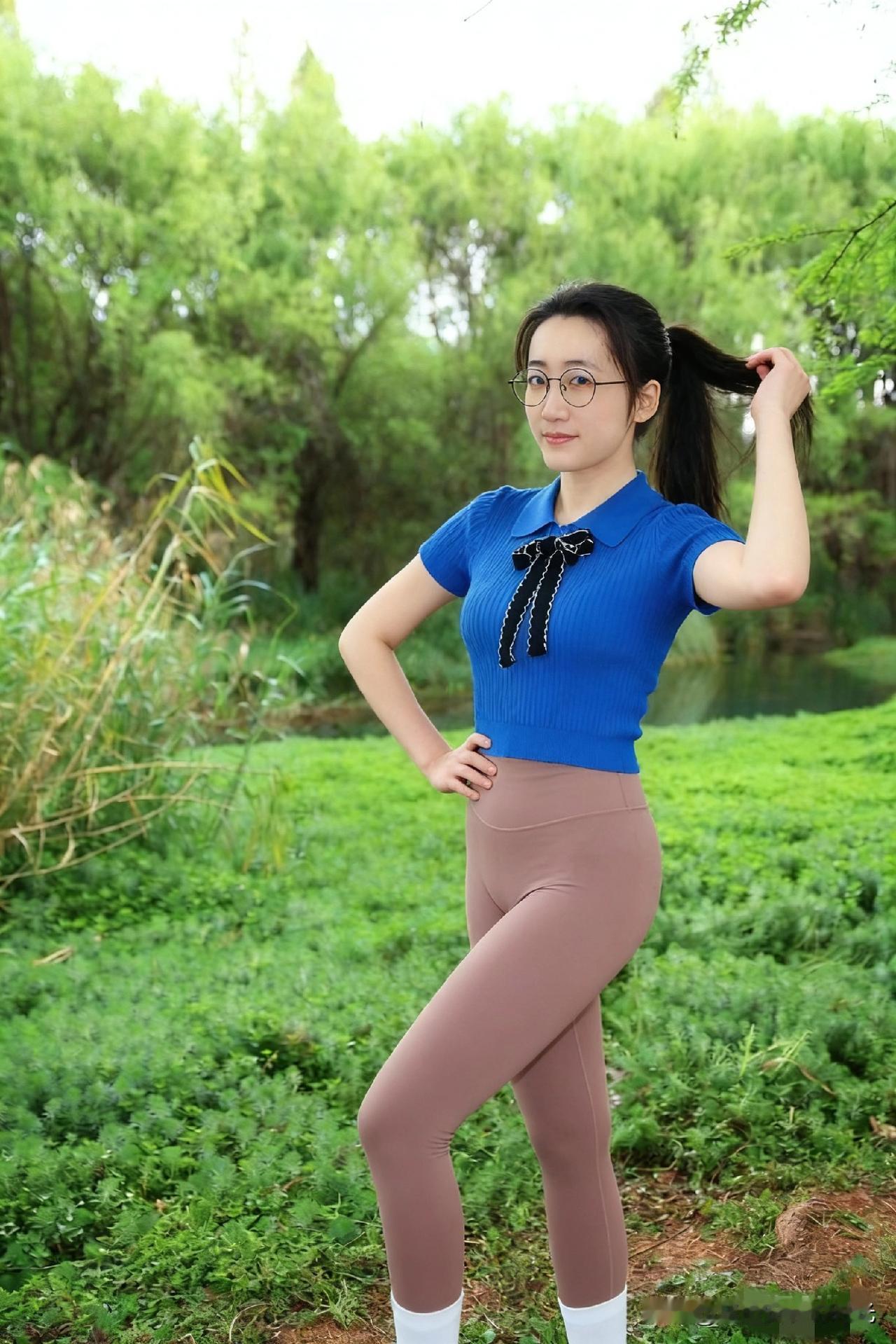 碧水青衫映，芳姿入画来。