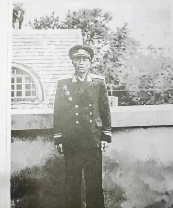 🌞1943年,汉奸抓了个女八路,保长却拦着不让带走。汉奸队长王大麻子正要发