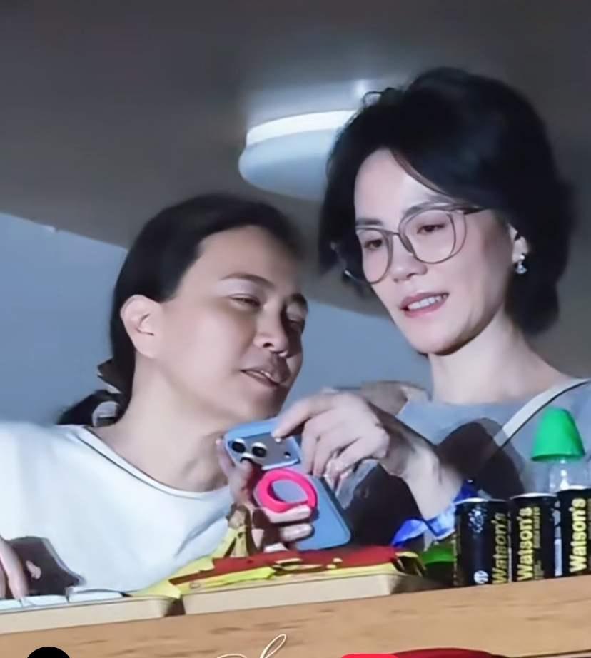 原来，这次王菲参加那英演唱会，她旁边的那个女子的一家子都不简单她叫马葭，她才