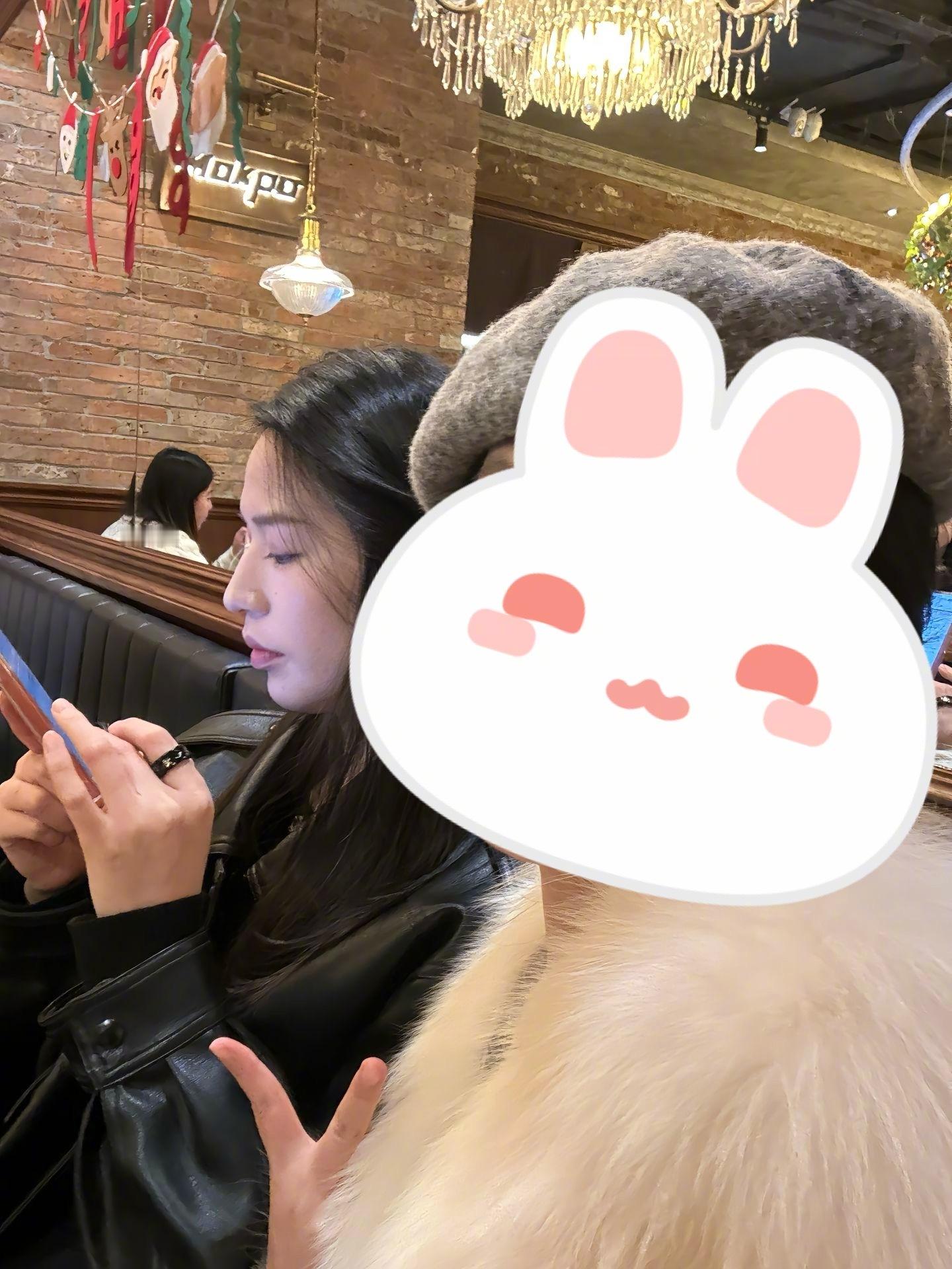 女版张凌赫网友发的和朋友合照，乍一看还以为是张凌赫女装了，这个侧脸完全就是一模