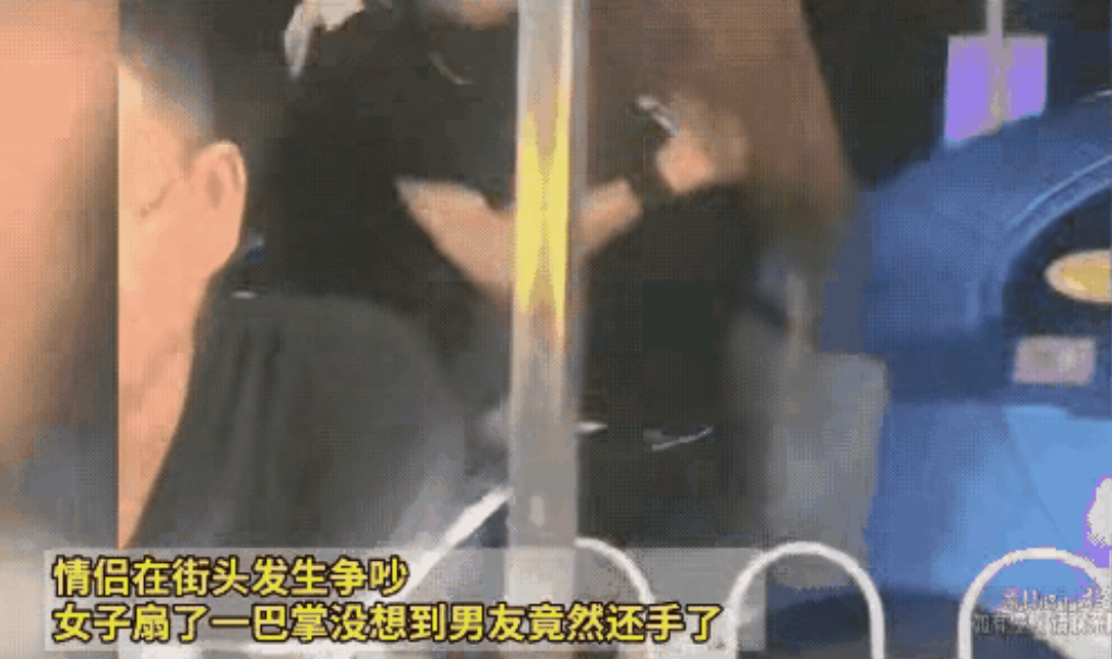 家暴不是专指男人打女人，女人打男人也应该称为家暴！一对年轻的情侣在街头大打出手