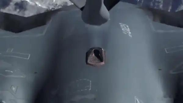 美国B-2投掷六枚巨型钻地炸弹袭击伊朗核福尔多设施，海军舰艇发射了多枚“战斧”导