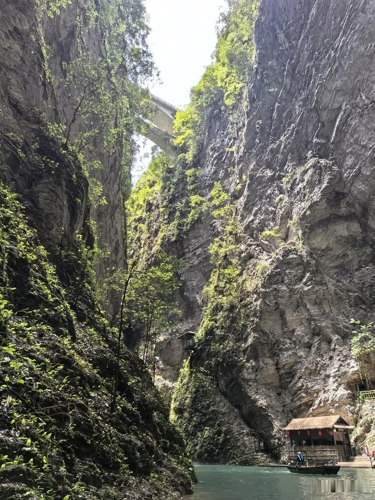 鹧鸪天·鹤峰屏山峡谷旅游（2025年5月5日）万壑争流一线天，千峰竞秀翠屏连