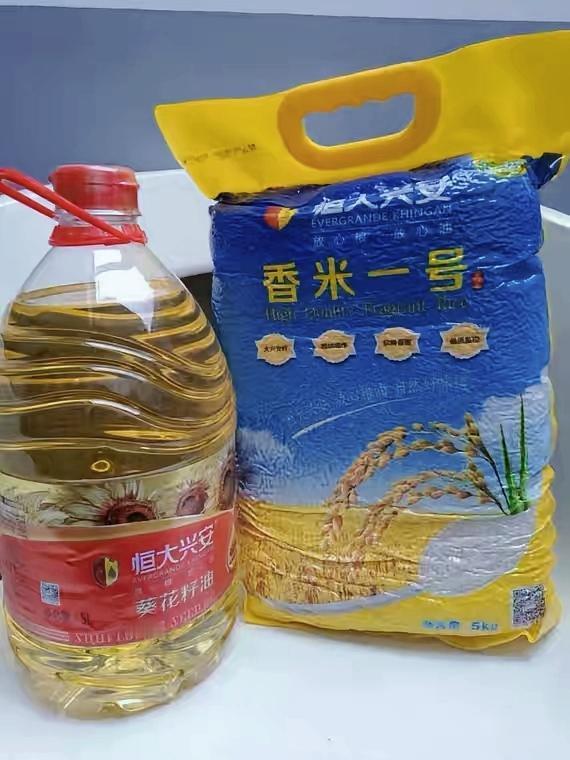 去年在邮储银行存6万，领了油和米，银行还常邀老客户看电影、包粽子，实则借