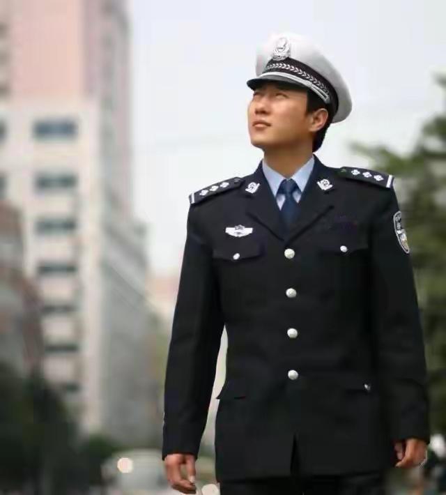 “网红交警”谭乔，走红后离职，妻子离婚，患抑郁症多年想自杀提起谭乔这个名字