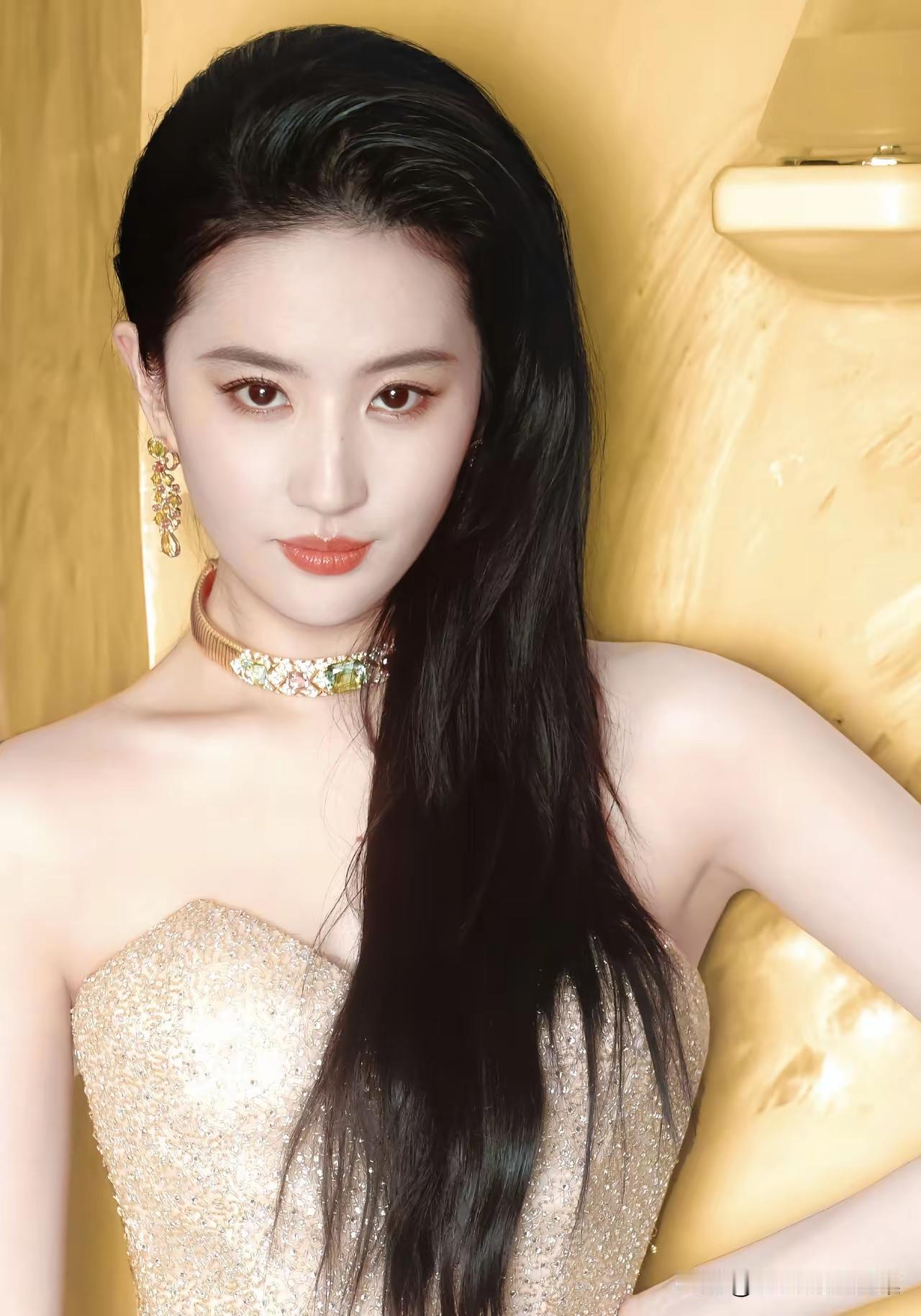 刘亦菲我实在想不通一个女人有钱有颜有事业怎么就不需要爱情呢[笑着哭]