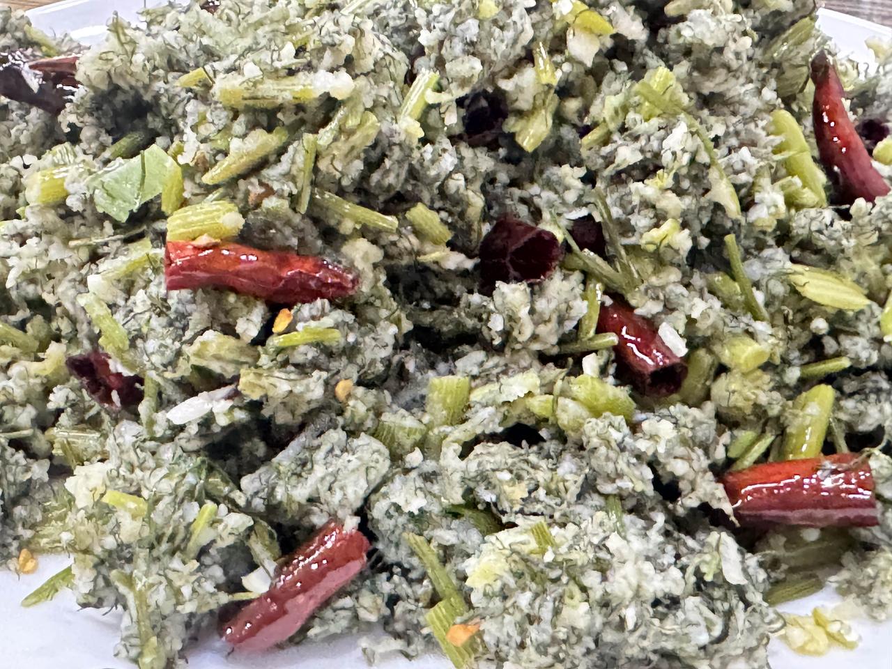 不得不说，农村的饭馆给的不但量大，还很便宜。看看这4个菜一个汤值多少钱？昨天