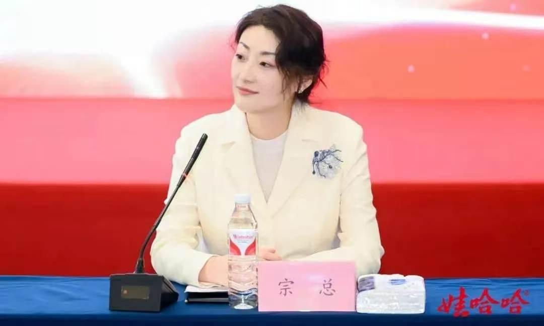 发货跌了八成，老将被免，宗馥莉拿娃哈哈开刀了。5月11号宏胜那边发了个通知，