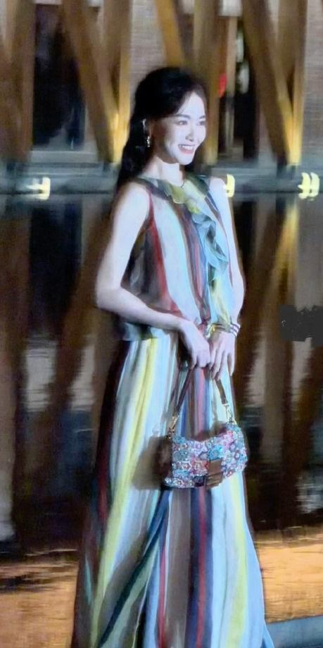 最近唐嫣在出席时尚活动的时候搭配了一件很美的条纹裙，看上去潇洒飘逸又有浪漫气质。