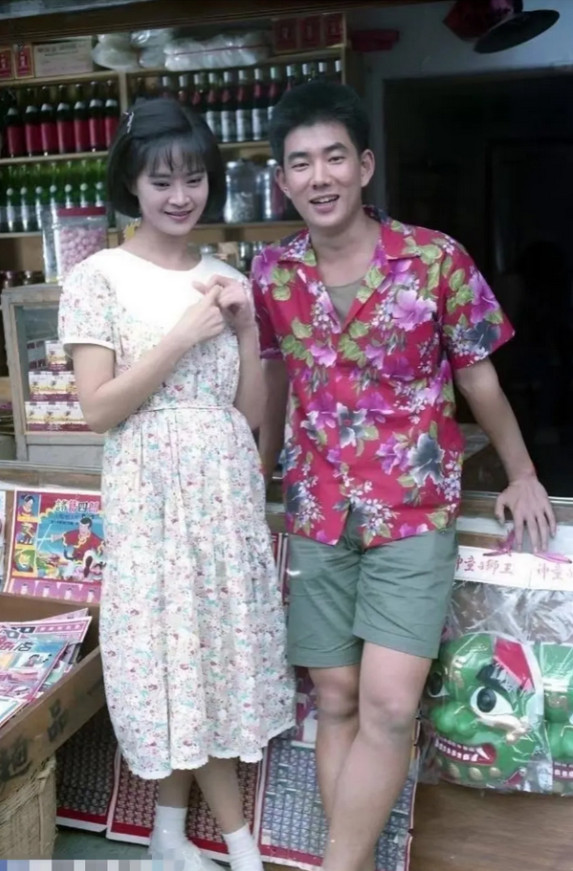 任贤齐，年轻时真是帅，穿个花衬衣都那么时尚。