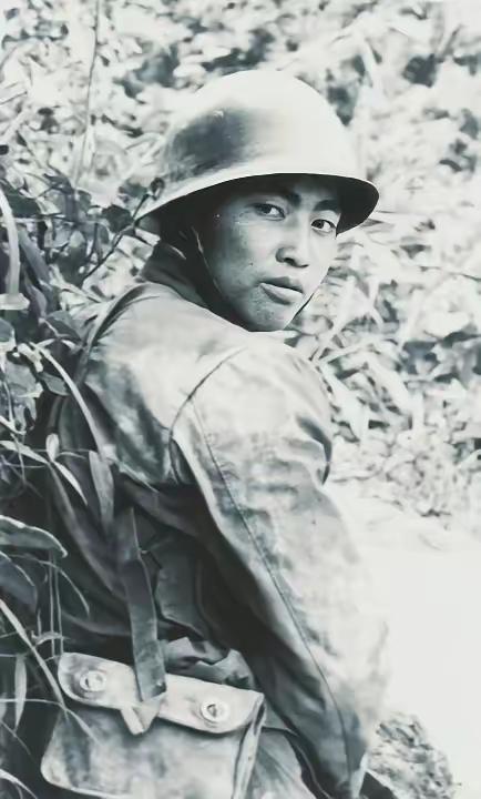 1984年老山，21岁新兵张忠顺，在战斗中，开枪击倒2名敌军。他欣喜若狂，拔腿冲