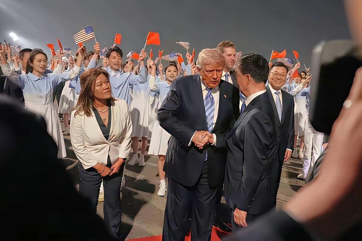 大国之间，握手即是对话，交流永远好过对立旁边站着的女翻译是哪个国家的人？