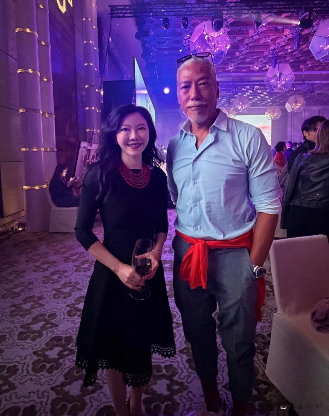 62岁张耀扬在香港参加公司酒会，他穿着衬衫，身材看起来好壮硕，肌肉感满满，即使满