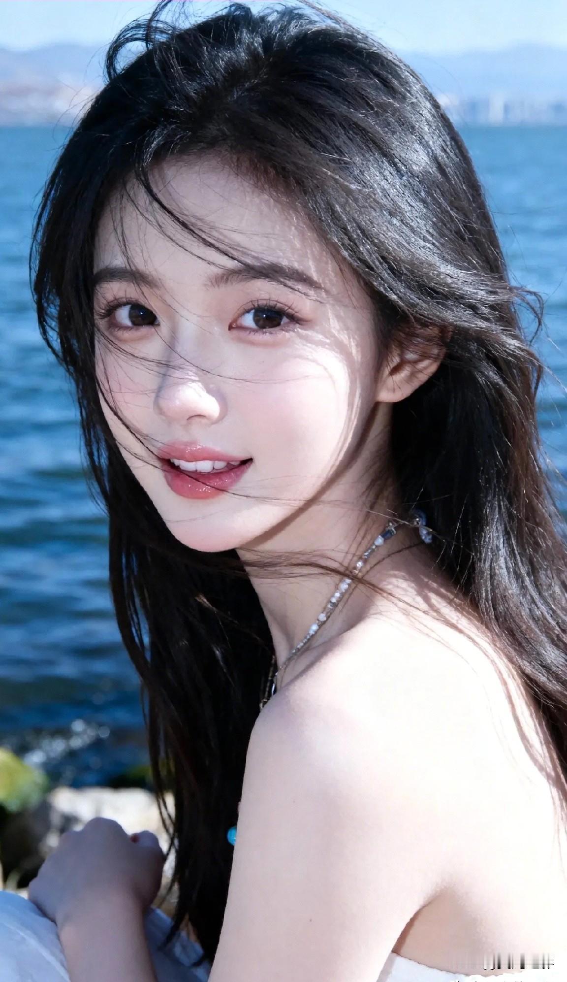 光之影海边少女，微风轻拂，笑靥如花海边活力少女海边度假少女海边白衣少女