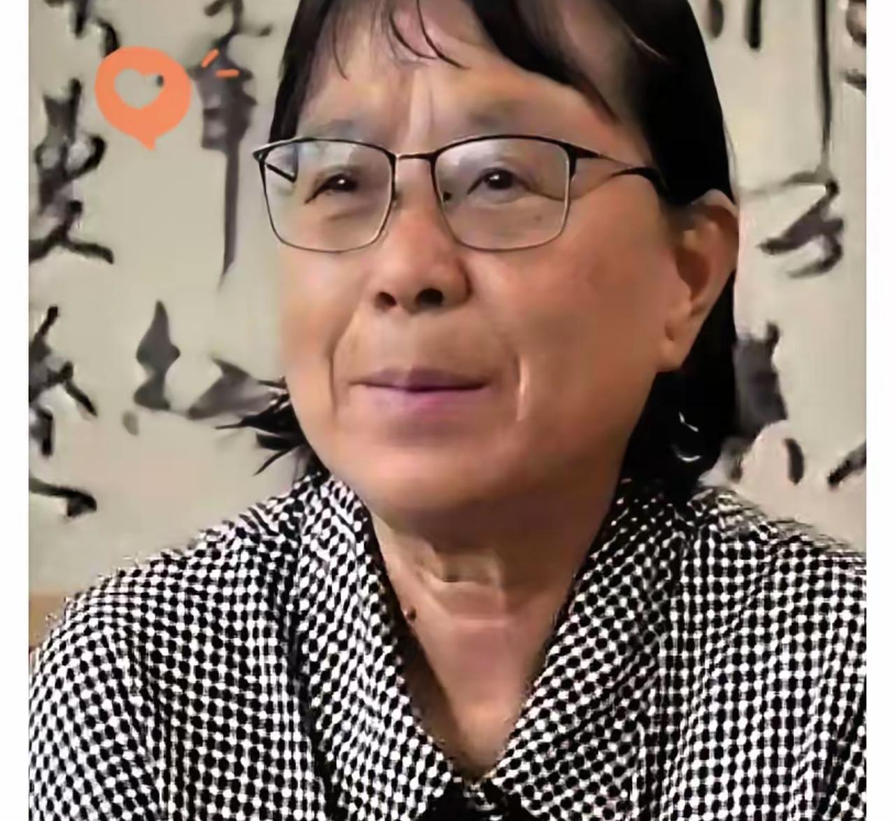 我有个亲戚曾在华坪支教了几个月，和张桂梅一起共事过。亲戚说，实际的张桂梅跟网上说