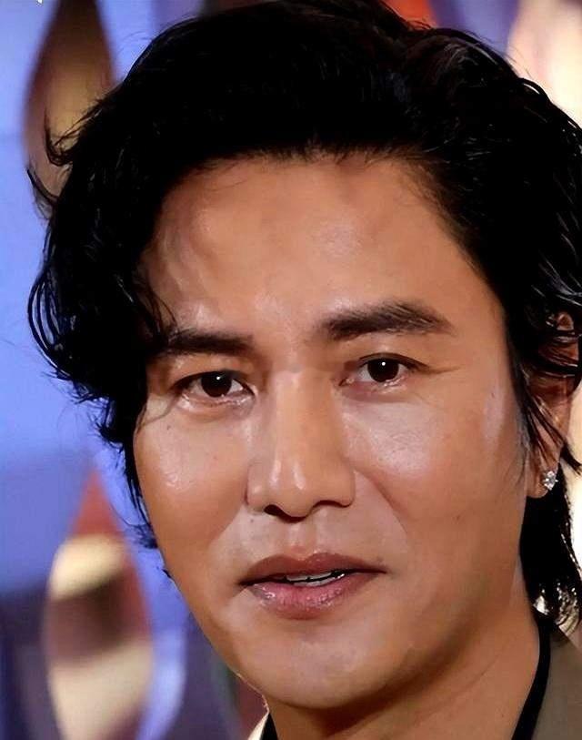 1.李荣浩的贵人其实是陈坤，早期陈坤给他介绍很多资源。2.黄晓明晒自己是“送钱者